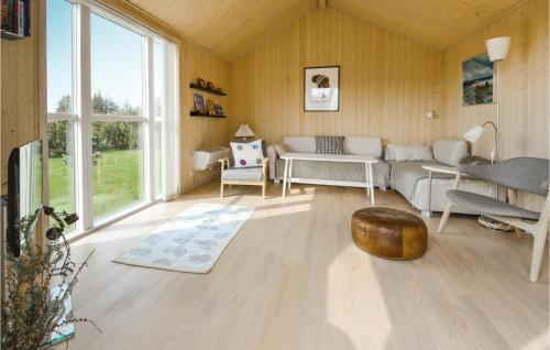 FjerritslevにあるThree-Bedroom Holiday Home In Fjerritslevのソファとテーブルのあるリビングルーム