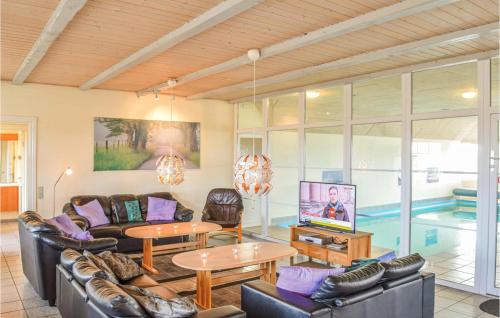 Posezení v ubytování Nice Home In Harboøre With Kitchen