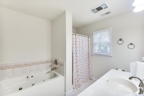 Ένα μπάνιο στο 3 Mi to Huntington Beach Hampton Family Home!