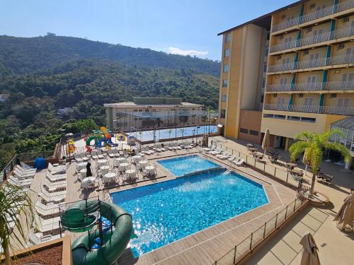 vista para uma piscina num hotel em Hotel Zanon em Águas de Lindóia