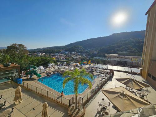 vista para uma piscina num resort em Hotel Zanon em Águas de Lindóia