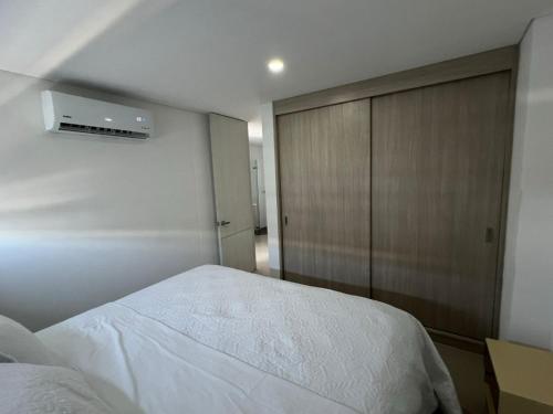 Postel nebo postele na pokoji v ubytování Disfruta Neiva desde las alturas Apartamento de lujo hasta para 6 personas con espectacular vista y zonas sociales de ensueño