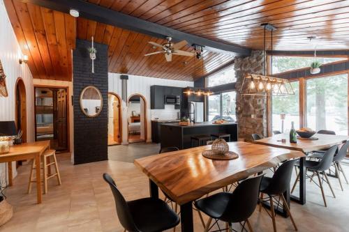 eine Küche und ein Esszimmer mit Holzdecke in der Unterkunft Le Cozy de St-Come - Lake front- boats in Saint Come