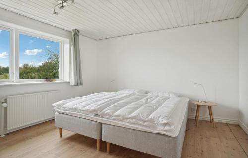 Una cama o camas en una habitación de 3 Bedroom Beautiful Home In Snedsted