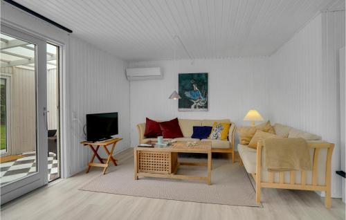 Μια τηλεόραση ή/και κέντρο ψυχαγωγίας στο Stunning Home In Vemb With Wifi