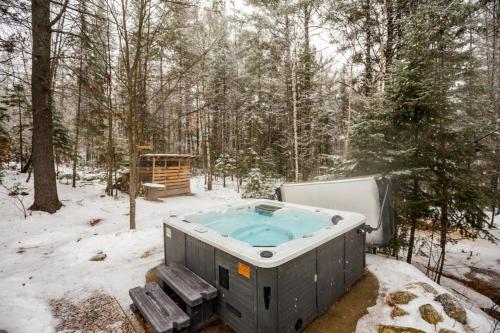 einen Whirlpool im Wald im Schnee in der Unterkunft Zazz - For precious moments with family or friends in Chertsey