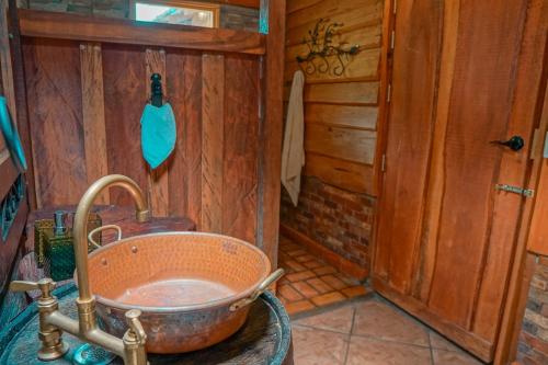 a bathroom with a copper sink in a room at La Tigra Rainforest Lodge in Fortuna