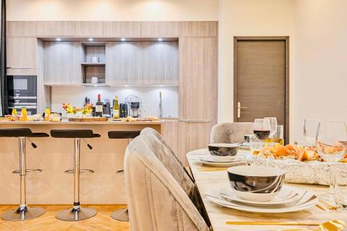 une cuisine et une salle à manger avec une table et des chaises dans l'établissement Grand appartement Parc des princes Paris 16, à Paris