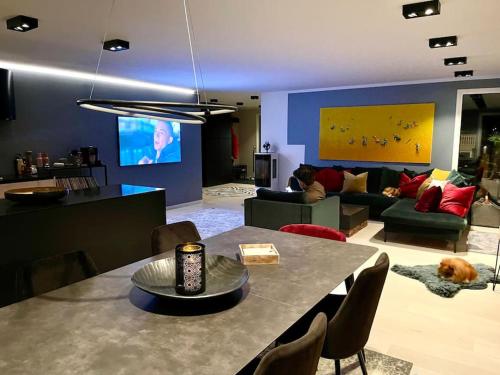 TV a/nebo společenská místnost v ubytování Moderne bolig med 4 soverom på vakre vannøy