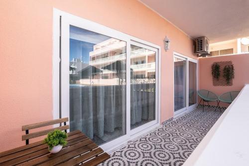 a balcony with a bench and a large window at Parque dos Reis, apartment 3 B in Monte Gordo
