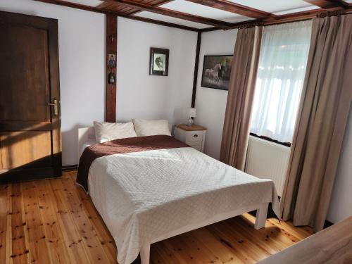 a bedroom with a bed and a window at Cabana Kris in Orlat