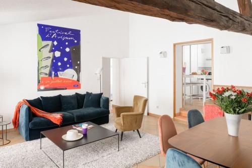 un salon avec un canapé bleu et une table dans l'établissement Appartement Avignon du Château de Marrets, à Avignon