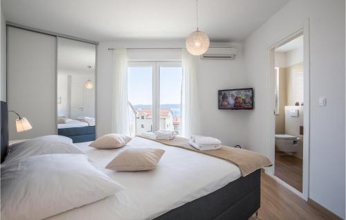 Ένα ή περισσότερα κρεβάτια σε δωμάτιο στο Beautiful Home In Bol With Wifi