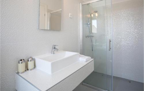 Ένα μπάνιο στο Beautiful Home In Bol With Wifi