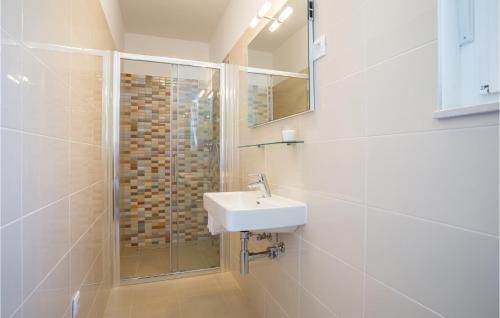 Ένα μπάνιο στο Beautiful Home In Bol With Wifi
