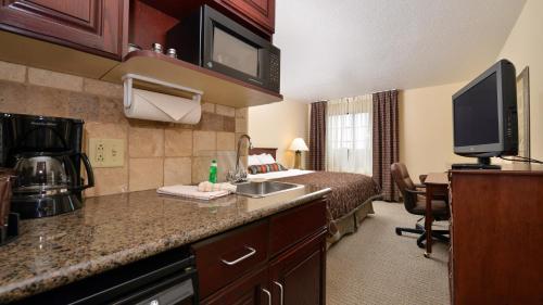 Μια τηλεόραση ή/και κέντρο ψυχαγωγίας στο Staybridge Suites West Des Moines by IHG