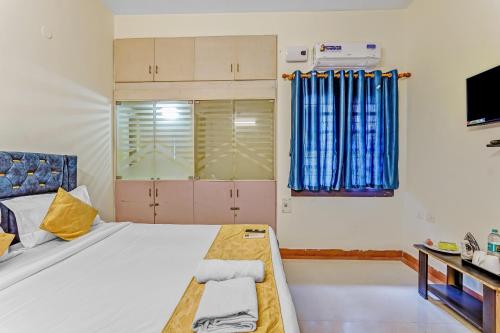 a room with a bed and a tv and a bed sidx sidx sidx at Nexus Serviced Apartment Ramapuram in Chennai