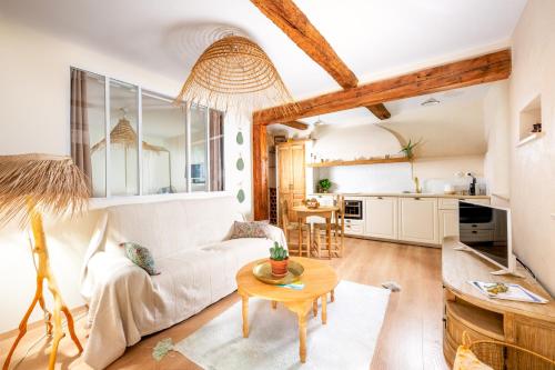 un salon avec un canapé blanc et une table dans l'établissement Lodge Bonaparte - Charmant T2 Lumineux, à Cassis