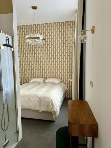 une chambre avec un lit et une table dedans dans l'établissement Otentik Art Déco, à Metz