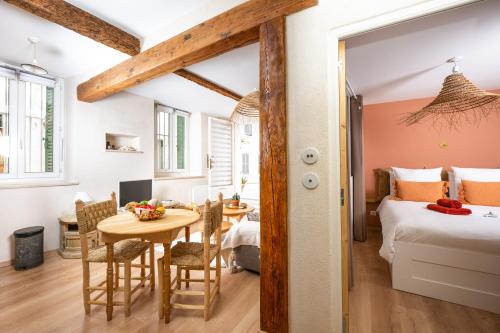 Postel nebo postele na pokoji v ubytování Lodge Bonaparte - Charmant T2 Lumineux