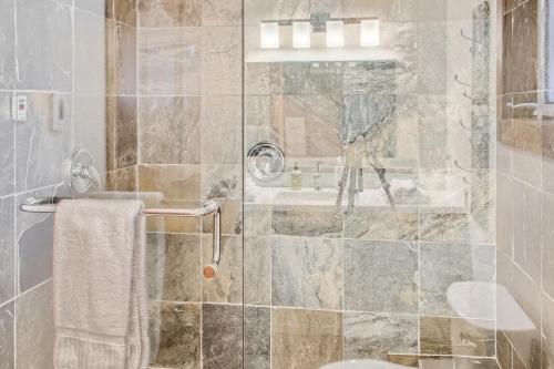 Ένα μπάνιο στο Moonshine Crescent 365 by Okanagan Premier