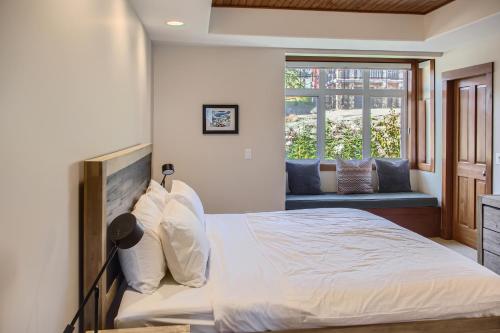 Ένα ή περισσότερα κρεβάτια σε δωμάτιο στο Moonshine Crescent 365 by Okanagan Premier