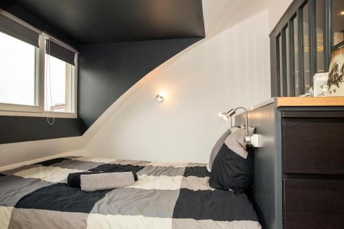 Habitación en blanco y negro con cama en Little Suite - Marius et Romain en Lille