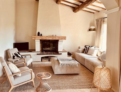 un salon avec un canapé et une cheminée dans l'établissement Villa Les Mésanges, à Sainte-Maxime