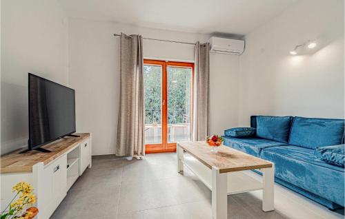 TV a/nebo společenská místnost v ubytování Amazing Apartment In Kneze With Wifi