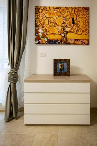 a dresser in a room with a painting on the wall at Rosa azzurra in Casamassima