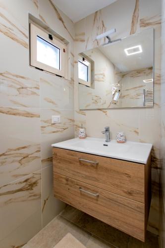 a bathroom with a sink and a mirror at Rosa azzurra in Casamassima