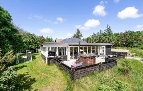 una casa grande con una gran terraza en un campo en Eight-Bedroom Holiday Home In Norre Nebel, en Nørre Nebel