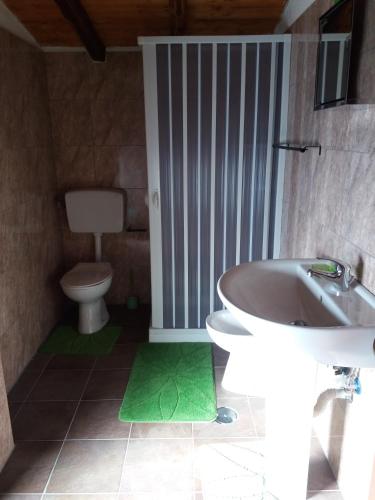a bathroom with a tub and a toilet and a sink at Hotel Food & Drink in Altomonte