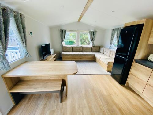 TV a/nebo společenská místnost v ubytování HOLYWELL PENN - Delightful Caravan with Outside Space in Newquay