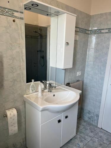 a bathroom with a white sink and a mirror at Casa Dante in Terranuova Bracciolini