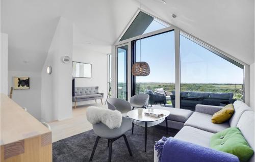 Ruang duduk di 4 Bedroom Stunning Home In Skagen