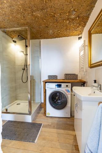 a bathroom with a washing machine and a sink at Sunset Holidays - Boska Nora in Komarno