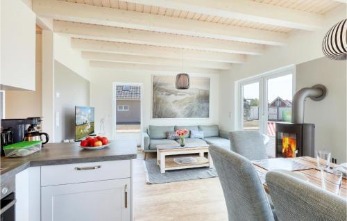 Una cocina y una sala de estar con un sofá y una mesa. en Heimathafen, en Büsum