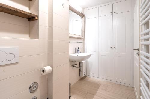 Vannituba majutusasutuses Fewo Böhler Diek, Whg 4 – Entspannung unter Reet in SPO