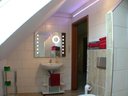 Ванна кімната в Hotel garni Pension Zur Lutherstadt