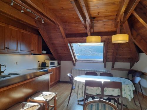 a kitchen and dining room with a table and chairs at Dúplex elegante de montaña con vistas y confort - Erta 6 in Pla de l'Ermita
