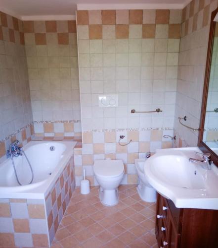 a bathroom with two sinks and a tub and a toilet at Casa Silvia Balsorano in Balsorano Vecchio
