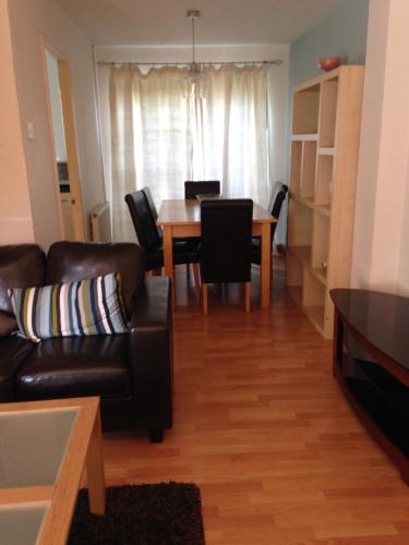 a living room with a couch and a table at Cardiff 3Bed House-FreeParking-15MinWalkToStadium in Cardiff