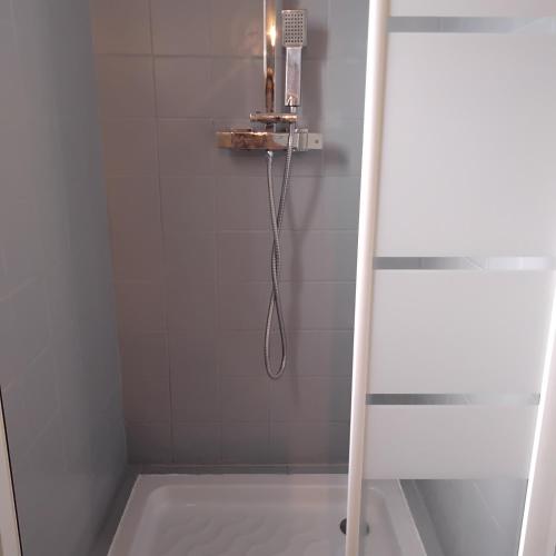 une douche avec pommeau de douche dans une salle de bain dans l'établissement 1149 le Tholonet, au Tholonet
