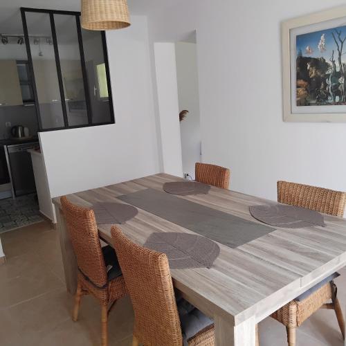 - une table en bois avec des chaises dans l'établissement 1149 le Tholonet, au Tholonet