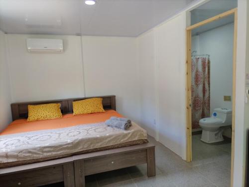 Ένα ή περισσότερα κρεβάτια σε δωμάτιο στο ApartCasa Full Budget Apart House near beach and rain forest