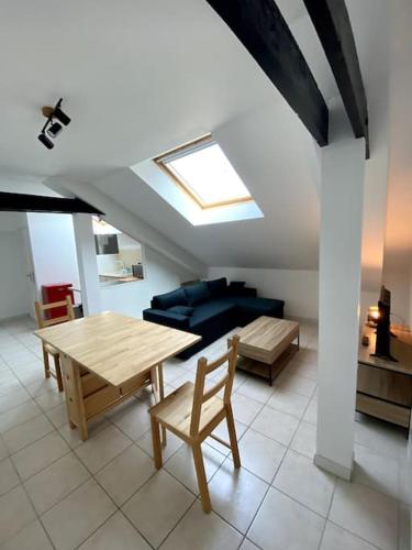 un salon avec une table en bois et un canapé dans l'établissement COSY 2 couchages - secteur SNCF - Parking, à Châlons-en-Champagne
