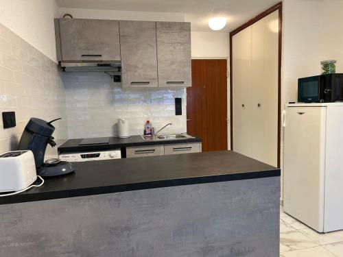 Η κουζίνα ή μικρή κουζίνα στο Appartement Entièrement Rénové en Bord de Mer avec Vue Imprenable et Parking Privé
