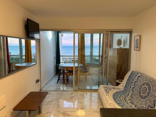 Χώρος καθιστικού στο Appartement Entièrement Rénové en Bord de Mer avec Vue Imprenable et Parking Privé