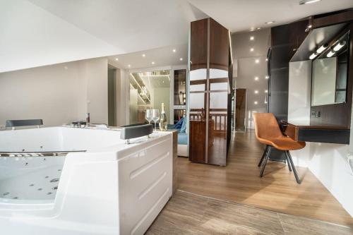 班斯科Host2U Penthouse Sauna, Jacuzzi, Fireplace的厨房配有白色的柜台和椅子